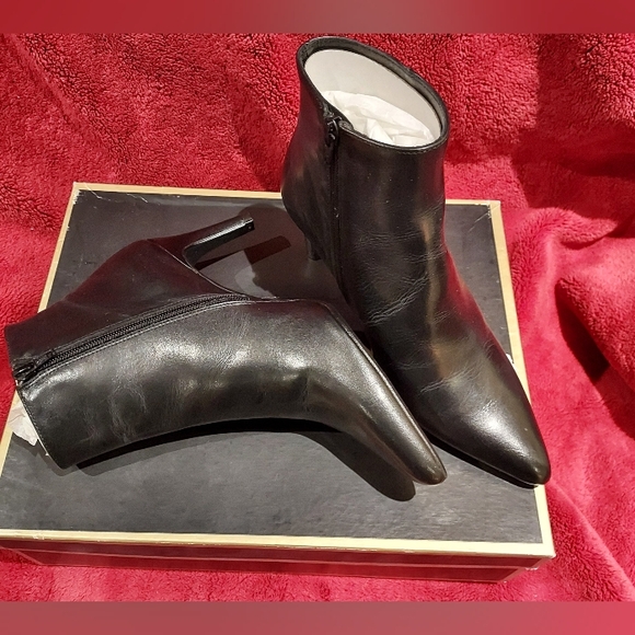 Ava & Aiden Boots - Picture 2 of 8